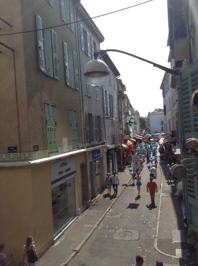 Vieille Ville, 1 bedroom apt, max 2 adults&2 kids Antibes