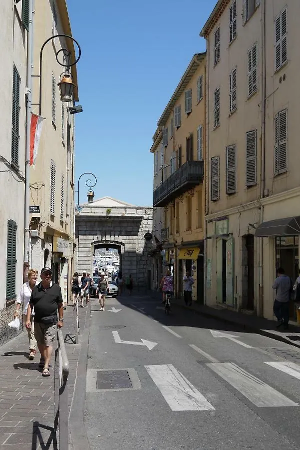 Vieille Ville, 1 bedroom apt, max 2 adults&2 kids Antibes 0*,