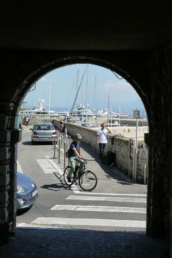Vieille Ville, 1 bedroom apt, max 2 adults&2 kids Antibes