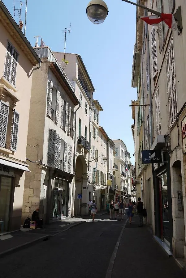 Vieille Ville, 1 bedroom apt, max 2 adults&2 kids Antibes France
