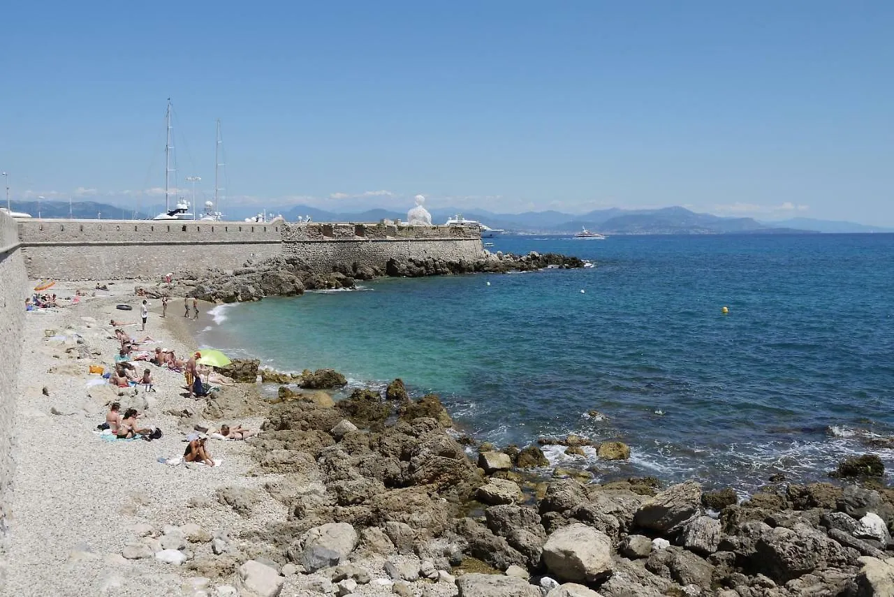 Vieille Ville, 1 bedroom apt, max 2 adults&2 kids Antibes