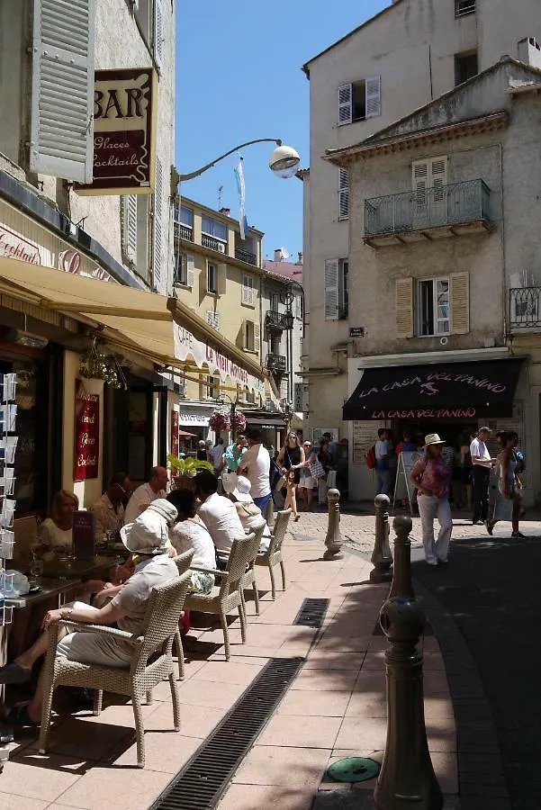 Vieille Ville, 1 bedroom apt, max 2 adults&2 kids Antibes France