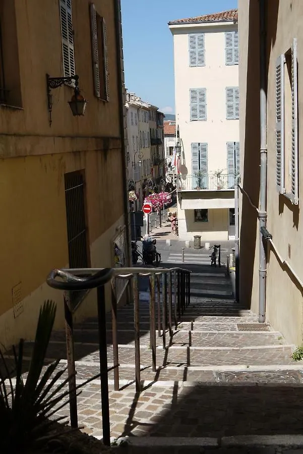 Vieille Ville, 1 bedroom apt, max 2 adults&2 kids Antibes