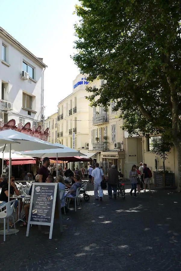 Vieille Ville, 1 bedroom apt, max 2 adults&2 kids Antibes